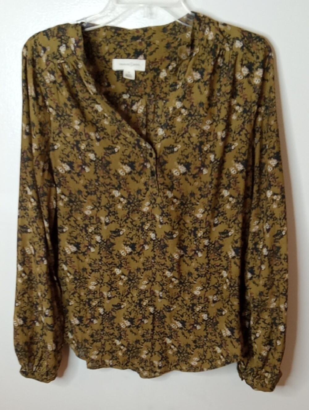 Treasure Bond Women's Size Medium Olive Floral Button-Front Blouse